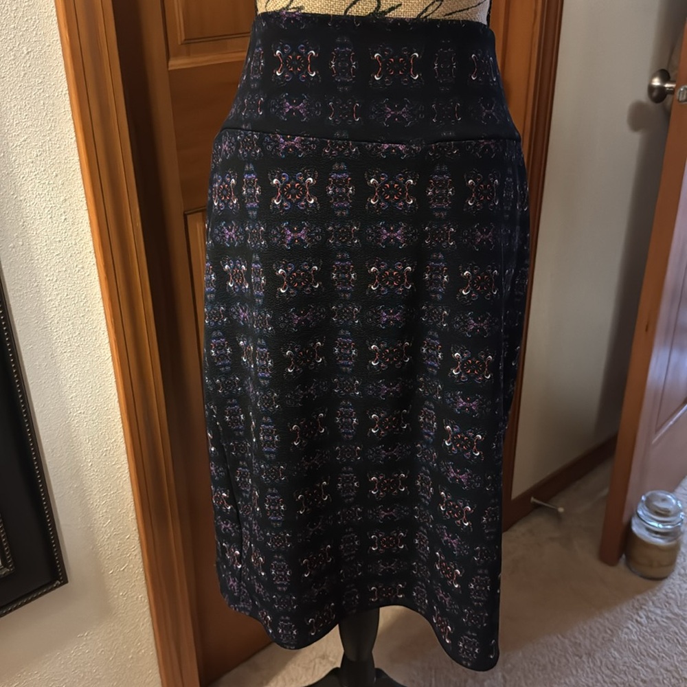 LuLaRoe ⭐️Cassie Pencil Skirt - Picture 7 of 11